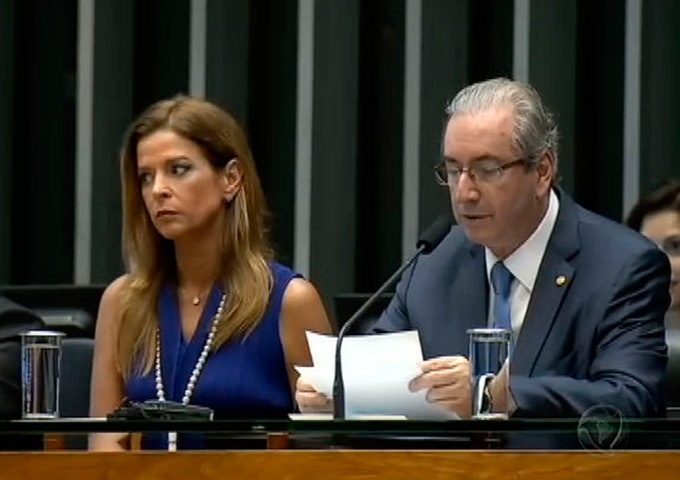 Moro manda devolver passaporte de esposa de Cunha