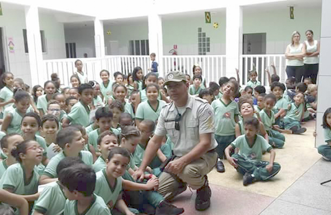 Estudantes recebem visita da PM em comemoração ao Dia do Soldado