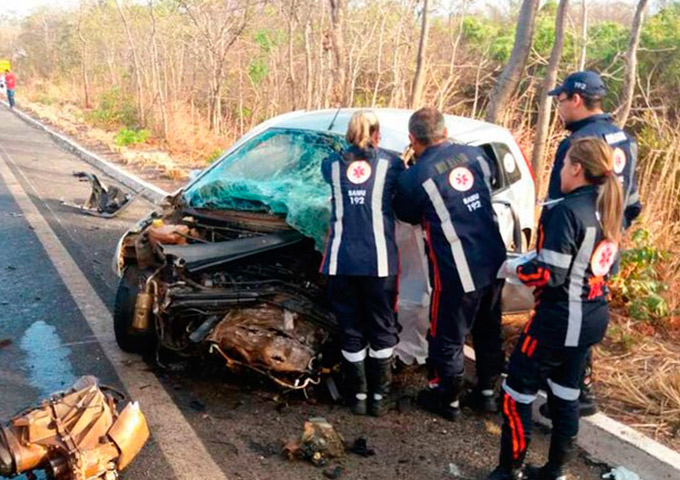 Homem morre e carro fica destruído após batida com caminhão