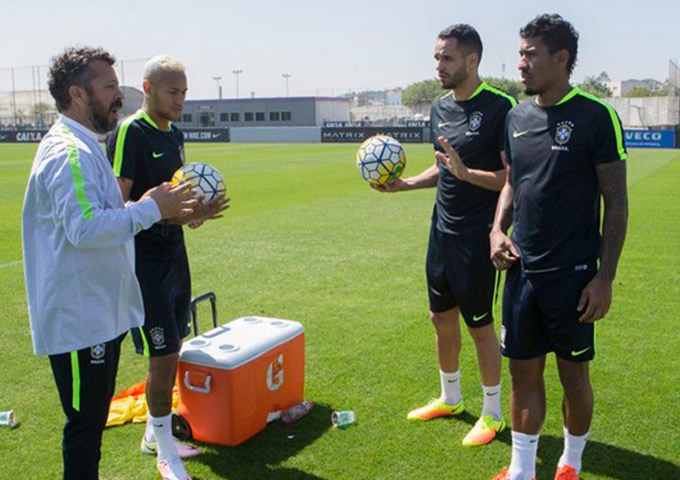 Seleção inicia treinos para estreia de Tite 