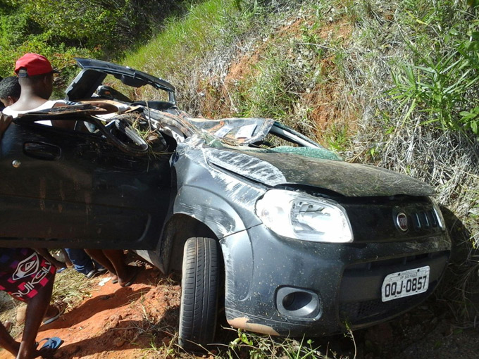 Carro capota e cai em ribanceira na BA-099, em Praia do Forte