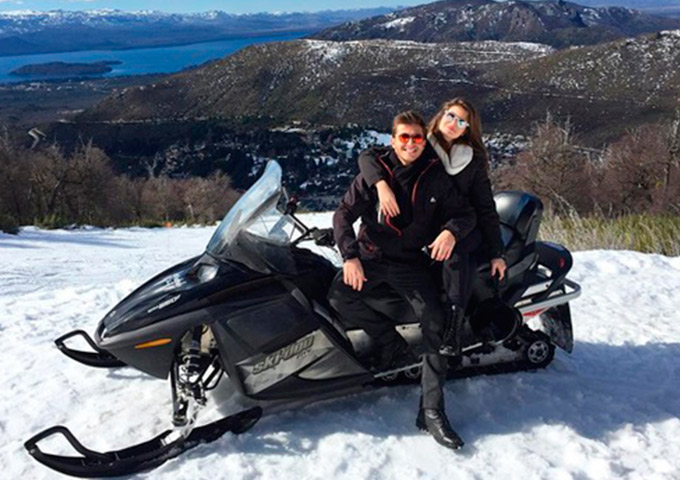 Camila Queiroz e Klebber posam juntos em Bariloche