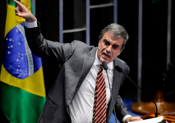 Advogado de Dilma chora ao sair do plenário do Senado