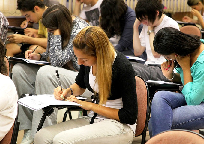 Com 58% das inscrições, mulheres são maioria no Enem