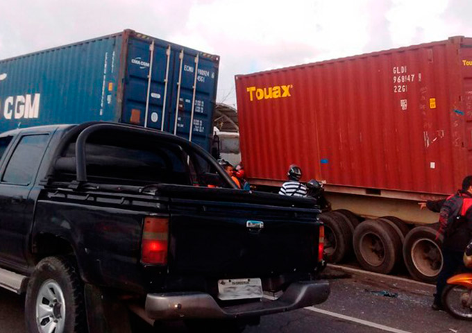 Carretas colidem e afetam trânsito na BR-324