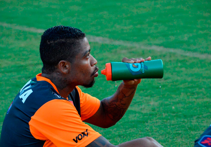Três jogadores brigam por uma vaga no time titular do Vitória