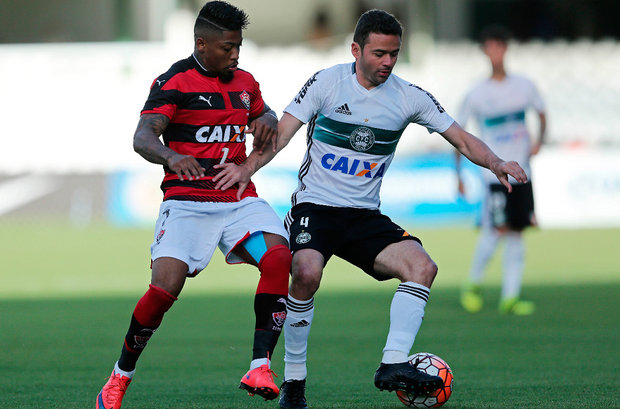 Vitória perde do Coritiba fora e é eliminado da Copa Sul-Americana