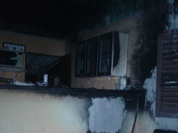 Casa pega fogo em vilarejo na Vila Santo Antônio