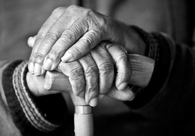 Freira de 81 anos é estuprada por 4 homens