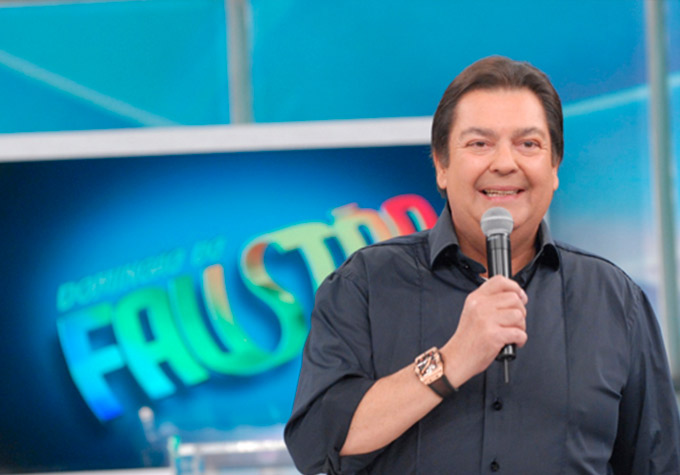 Faustão presenteia mais de 200 funcionários com casa própria