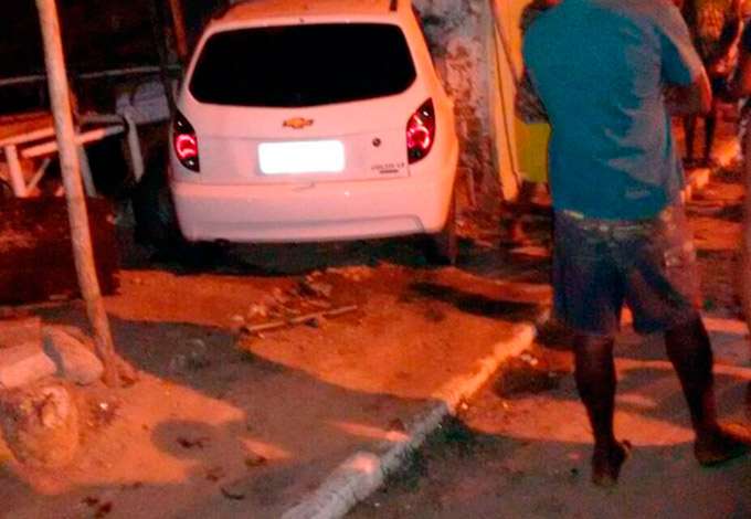 Carro desgovernado invade calçada, derruba muro de casa e mata idosa