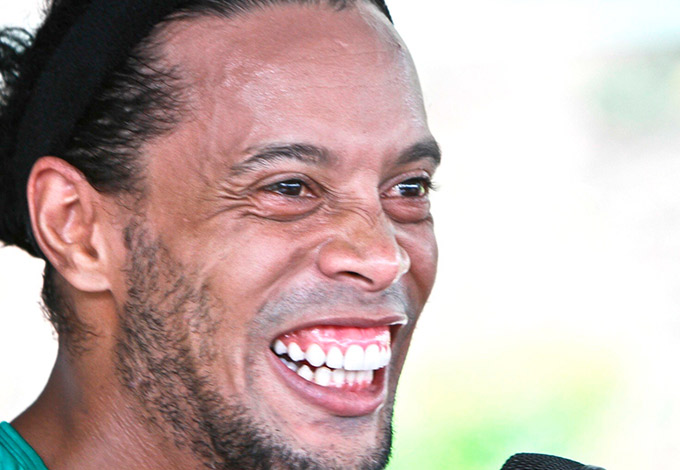 Meia Ronaldinho Gaúcho é ‘contratado’ pelo Barcelona