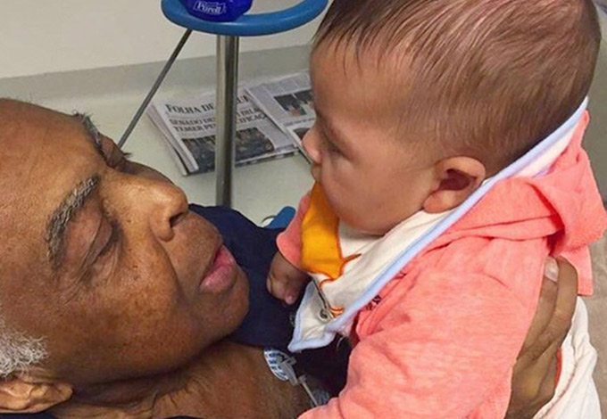 Gilberto Gil recebe a visita do neto Nino em hospital 