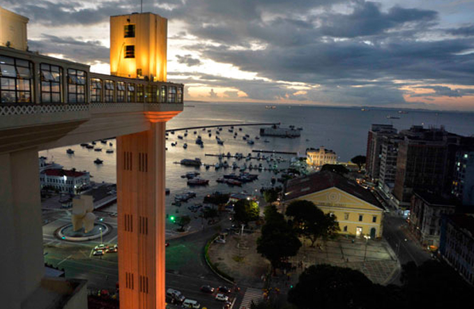 Elevador Lacerda ganha iluminação especial para alertar sobre doenças