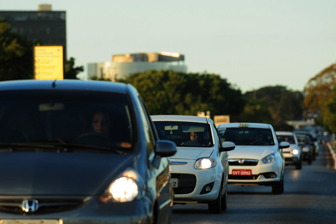 Justiça Federal suspende multas por farol baixo 