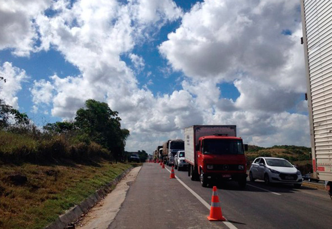 Caminhão tomba na BR-324 e deixa trânsito lento 
