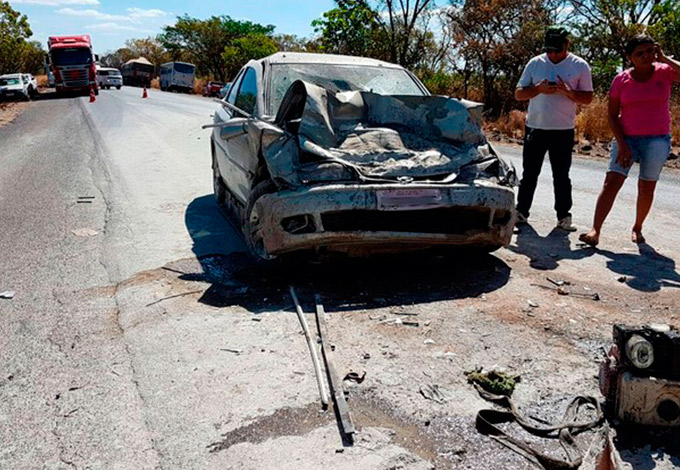 Batida frontal entre dois carros mata um e deixa três feridos
