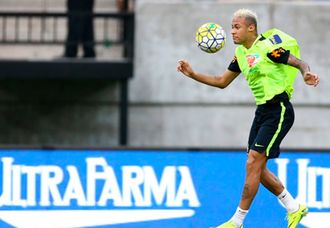 Em treino, torcedores invadem campo e derrubam Neymar