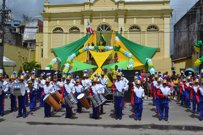 Estudantes da rede municipal participam de desfile cívico