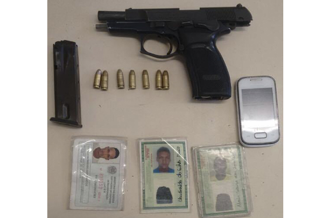 Trio é preso por porte ilegal de arma