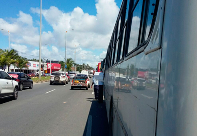 Rodoviários paralisam as atividades e trânsito fica congestionado