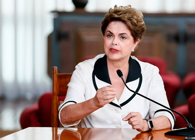 “Dilma sai de cabeça erguida”, diz senador