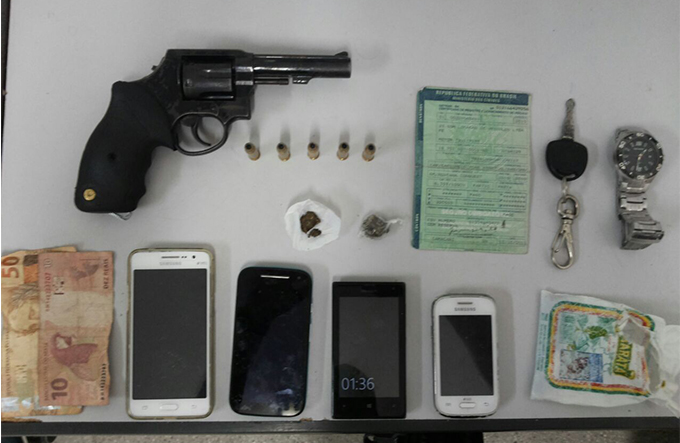 Homens são presos por porte ilegal de arma e droga