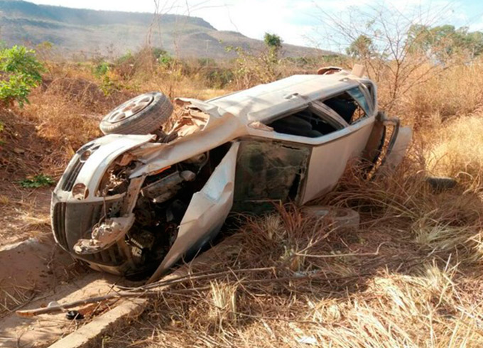 Jovem pega carro do padrasto após discussão e capota veículo