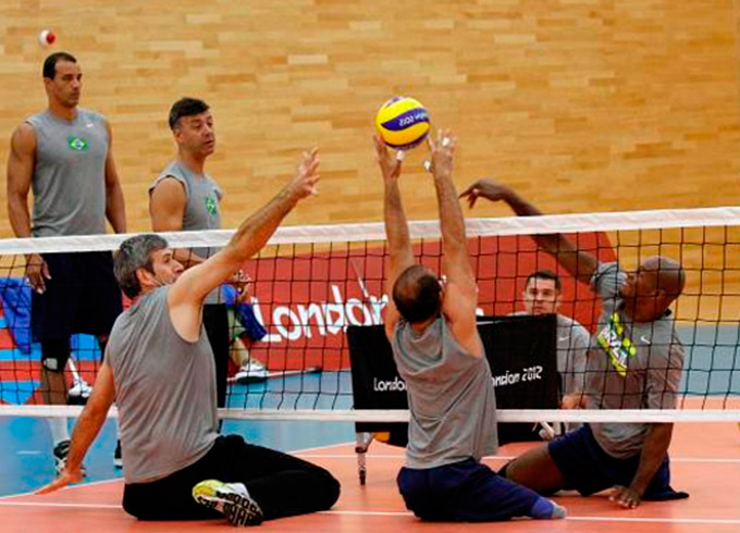 Brasil estreia hoje no vôlei sentado em busca de medalha 