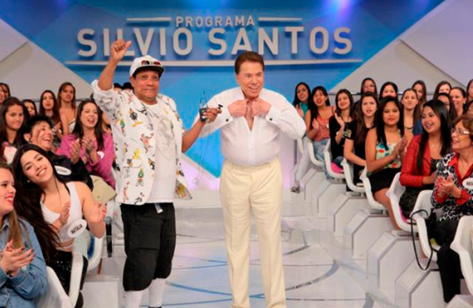 Silvio Santos surpreende e tira parte da roupa em programa