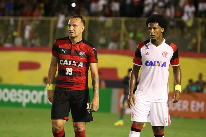 Vitória é derrotado em casa de virada para o Flamengo e segue na zona