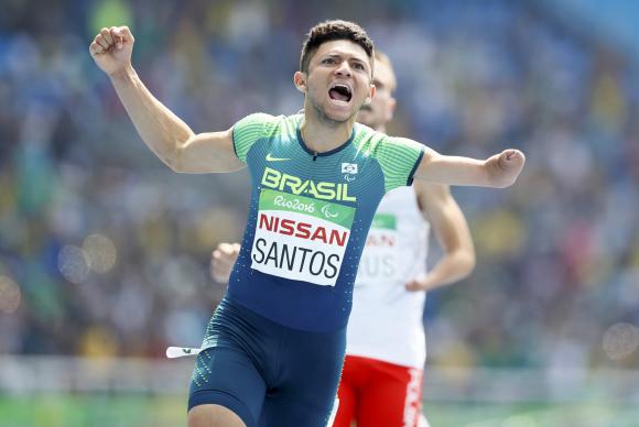 Brasileiro quebra recorde mundial e ganha ouro nos 100 metros rasos