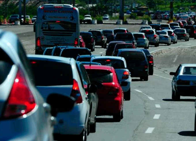 Acidente com 3 carros deixa trânsito lento na BR-324