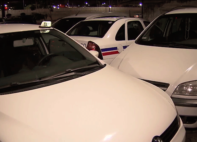 Taxistas são detidos após cercarem carro do Uber na Bahia