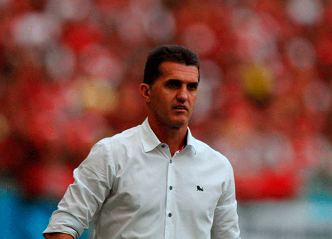 Mancini não resiste a derrota e é demitido do Vitória