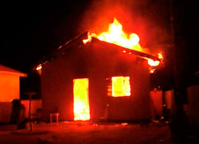 Homem é preso depois de incendiar a casa da mãe 
