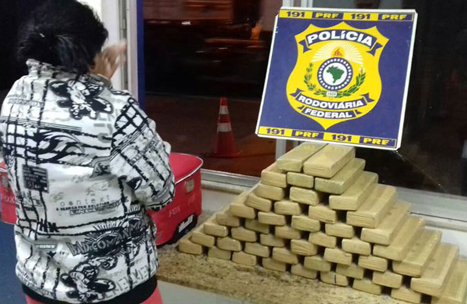 Mulher é presa por transportar 42 kg de substância análoga a maconha
