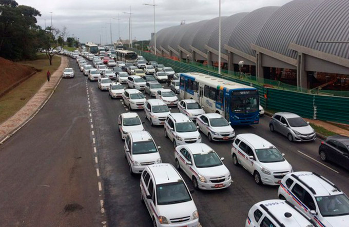 Taxistas fazem carreata contra aplicativo Uber