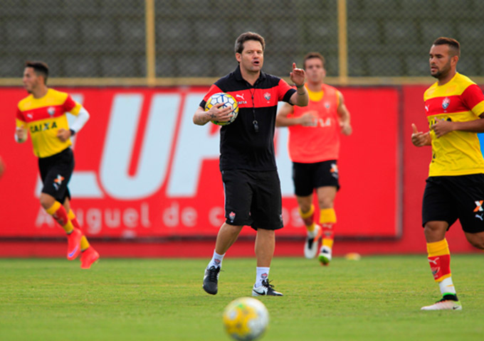 Argel estreia hoje no comando do Vitória contra o Internacional