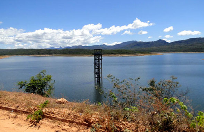 Canoa afunda e três pessoas desaparecem em barragem