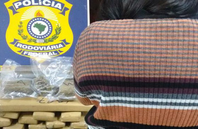 Jovem é presa com 19kg de maconha dentro de mochila em ônibus 