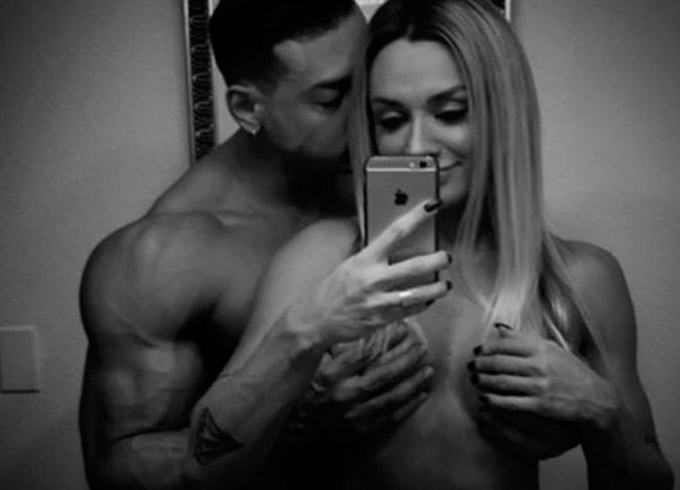 Felipe Franco e Juju Salimeni posam nus em selfie ousada