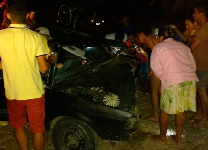 Batida frontal entre carros deixa dois mortos e sete feridos 