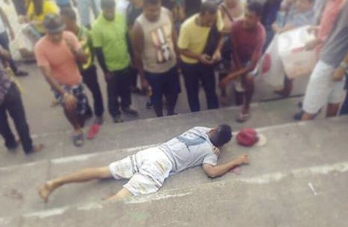 Jovem é baleado em praça pública