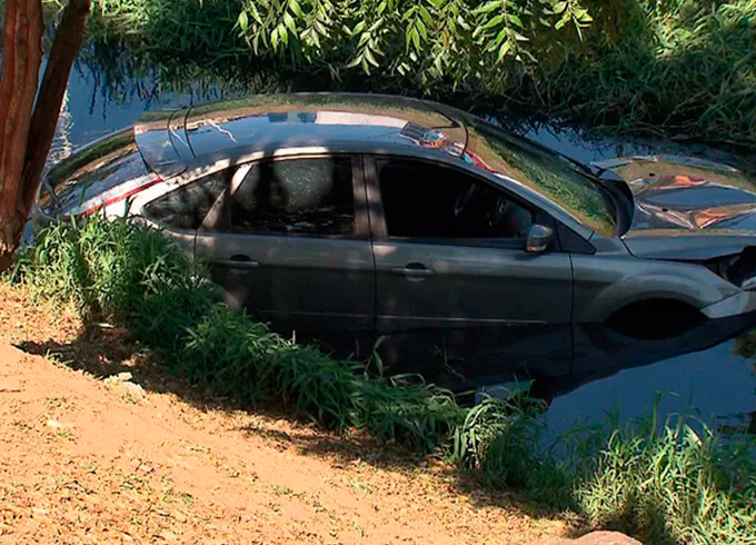 Motorista perde controle de carro e veículo cai em canal