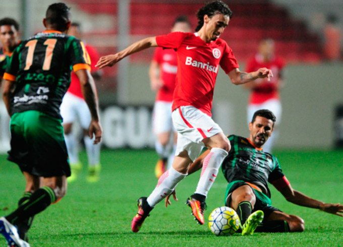 Internacional perde do América-MG e mantém Leão fora da zona