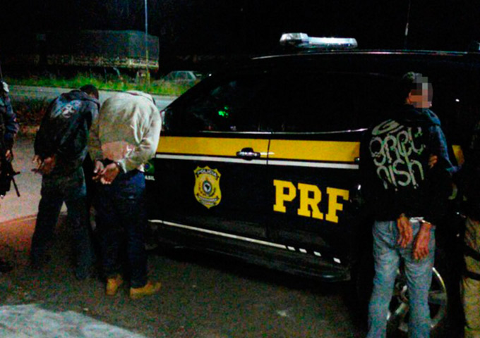 Trio é preso por assalto a caminhões após trocar tiros com PRF