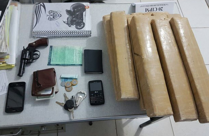 Polícia prende quatro pessoas com 17 tabletes de maconha 