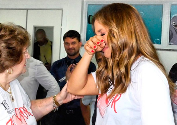 Ivete se emociona durante inauguração de hospital infantil
