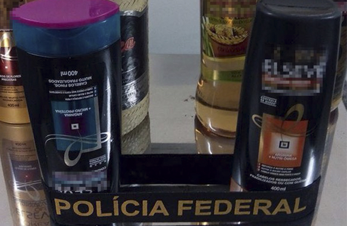 Jovens são presas com cocaína em shampoo em aeroporto 